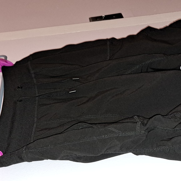 TUFF ATHLETICS CAPRIS with pockets and adjustable waist band - Picture 4 of 5